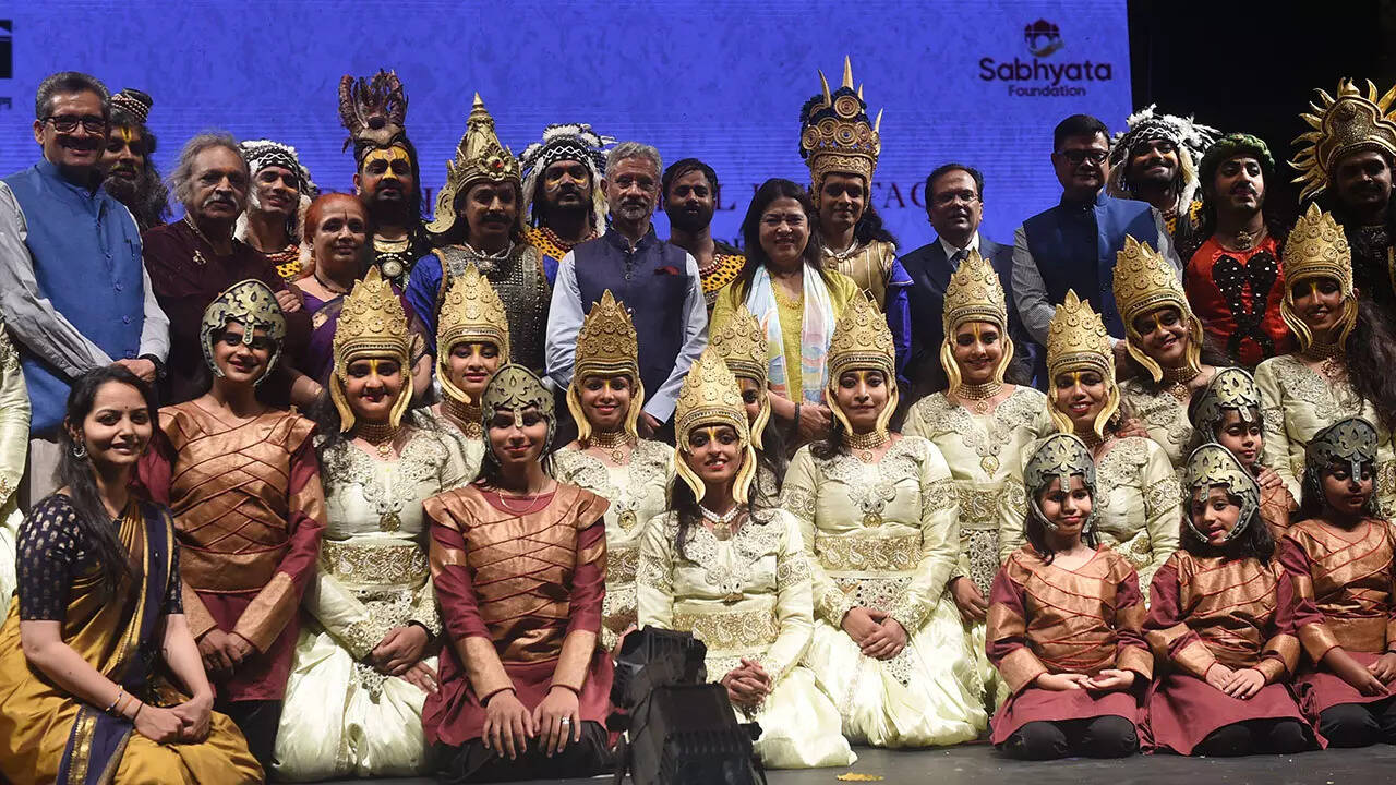 External Affairs Minister S Jaishankar and Union Minister of State for External Affairs and Culture Meenakshi Lekhi pose with the performers