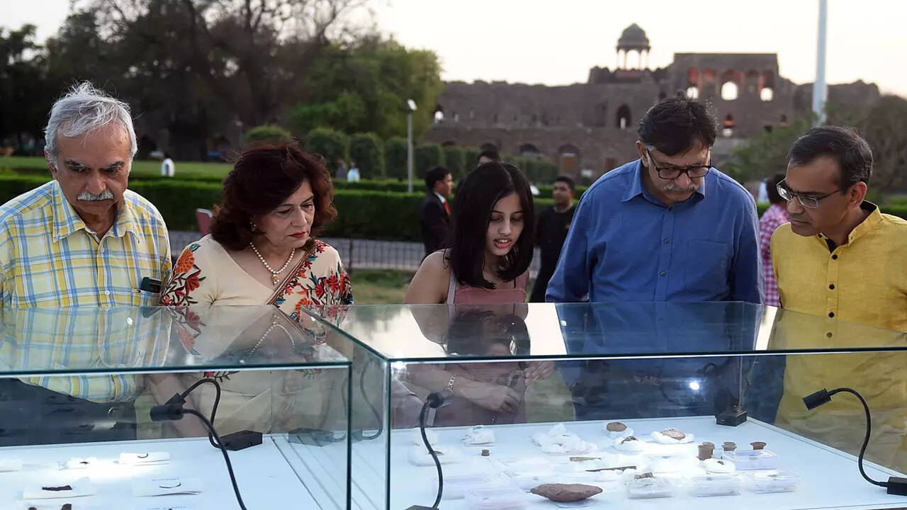 An exhibition of excavated relics was put up at the venue for guests