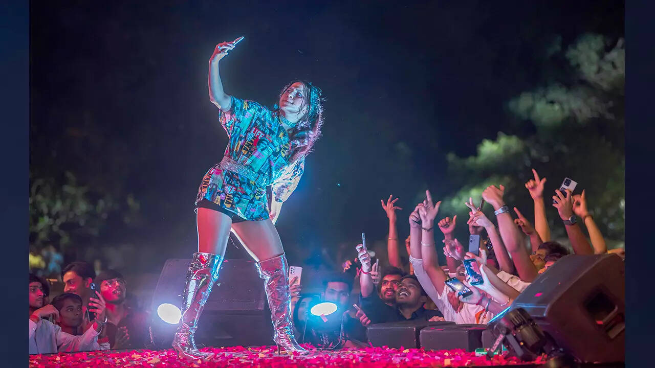 Nikhita while clicking selfies with students