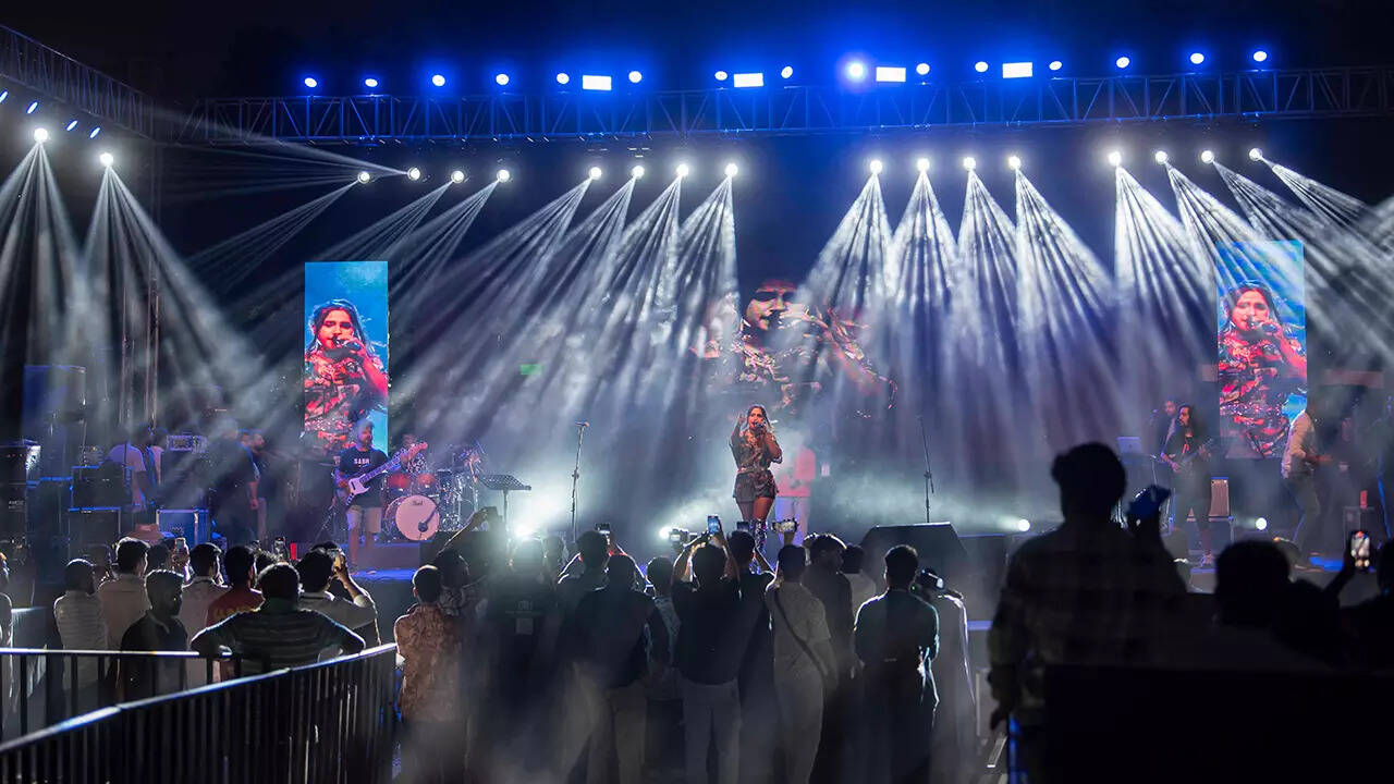 Nikhita started her performance with the song, Raabta