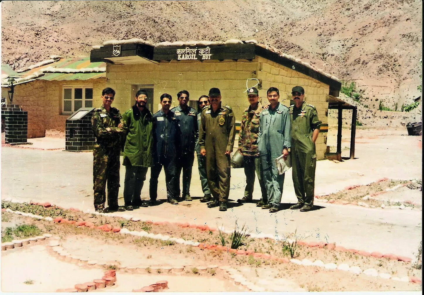 Col Kaushik in center with his gallant Aviators at Kargil, May 1999