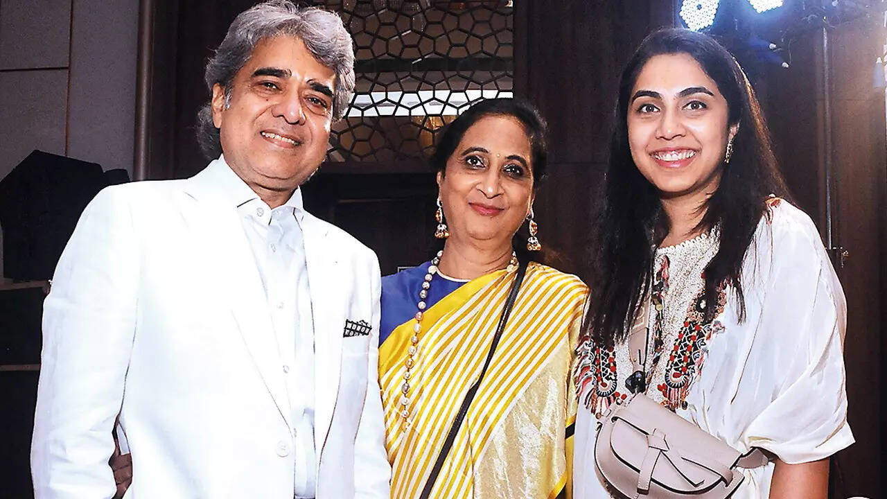 (L-R) Vikas Jalan, Roopali and Asavari Jalan