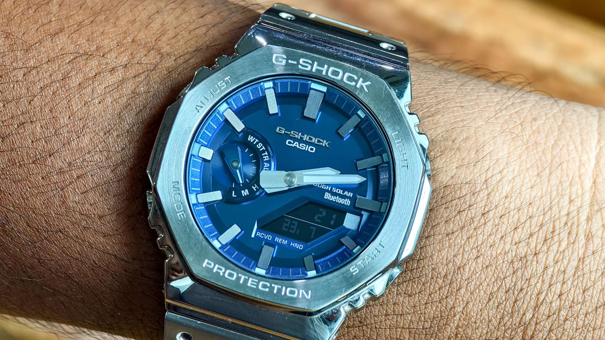 The blue and steel combination exudes an elegant and premium look