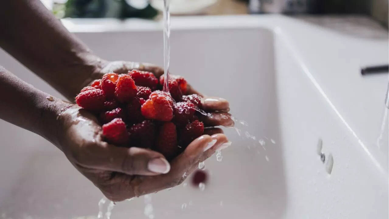 Top reasons to eat raspberries daily for a longer, healthier life ...