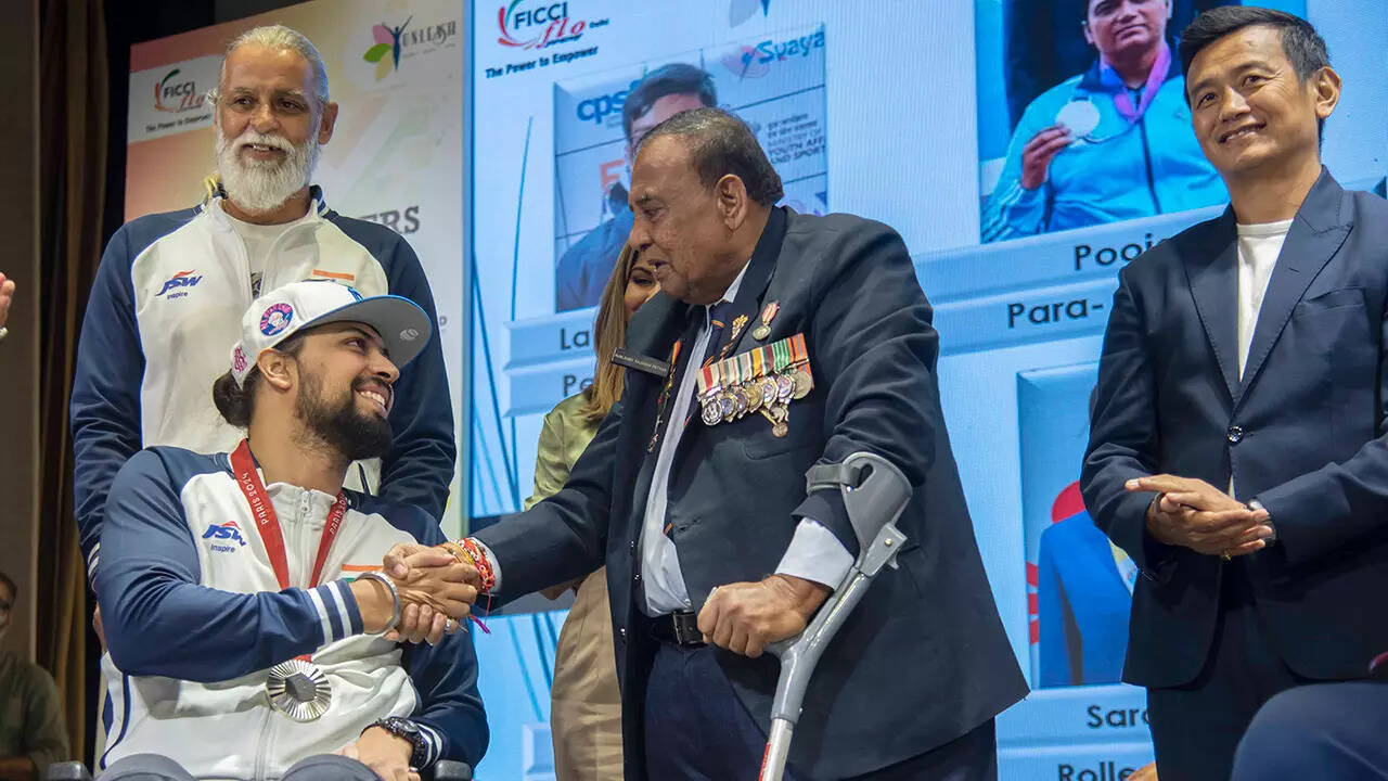 Murlikant Petkar congratulating Pranav Soorma for his Paraltmpic win