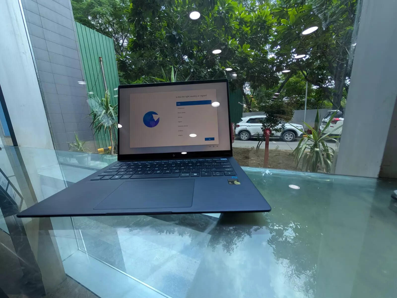 HP EliteBook Ultra G1q AI laptop display.