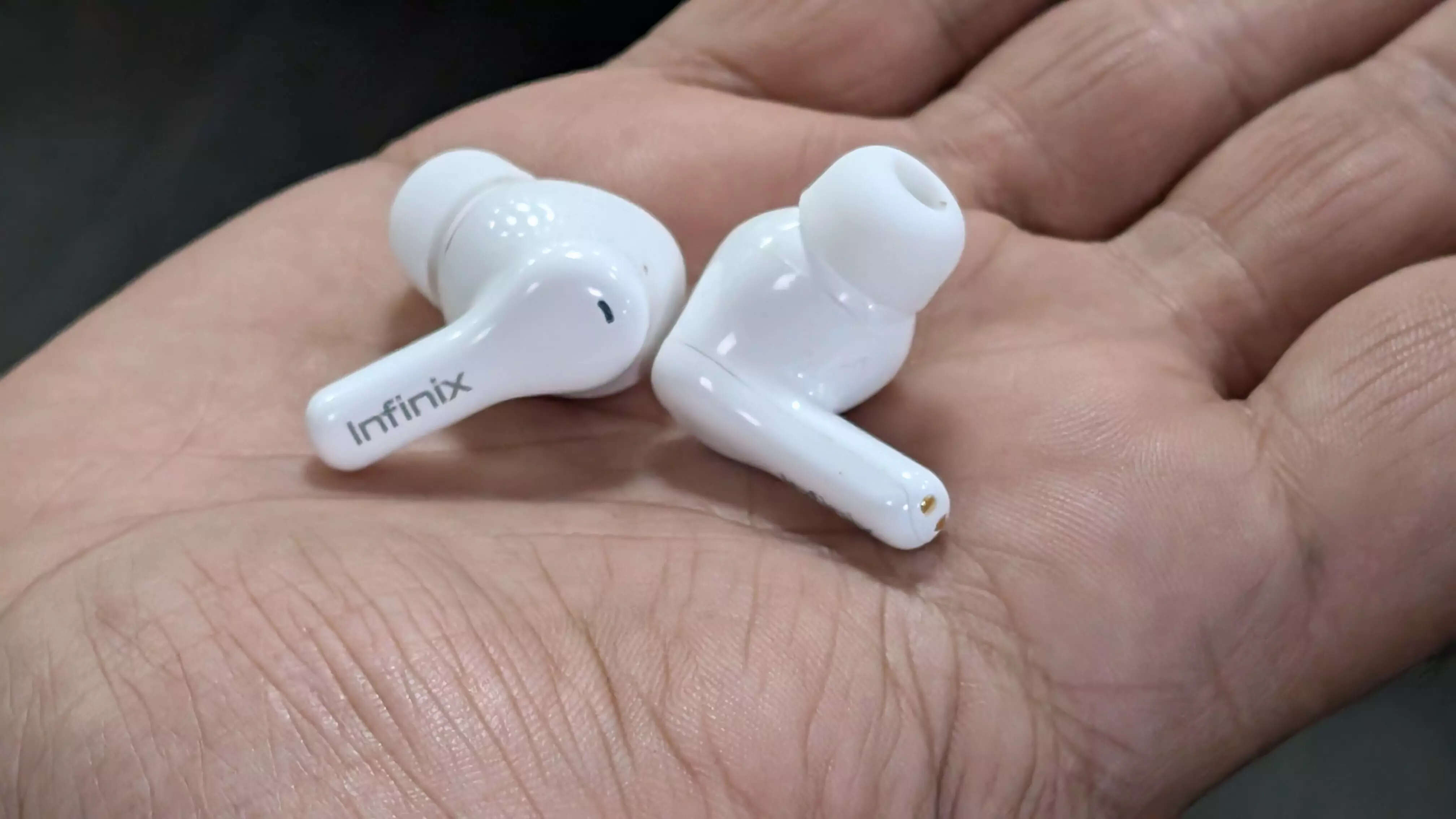 Infinix XE 27 TWS earbuds design