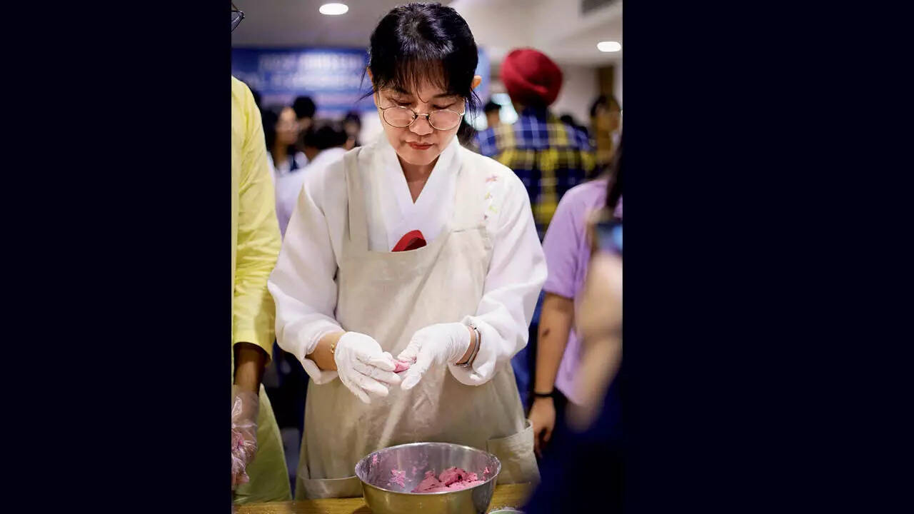 Songpyeon is made by cutting dough into appropriate sizes, adding fillings that can be made from red bean paste, toasted sesame seeds, and chestnuts