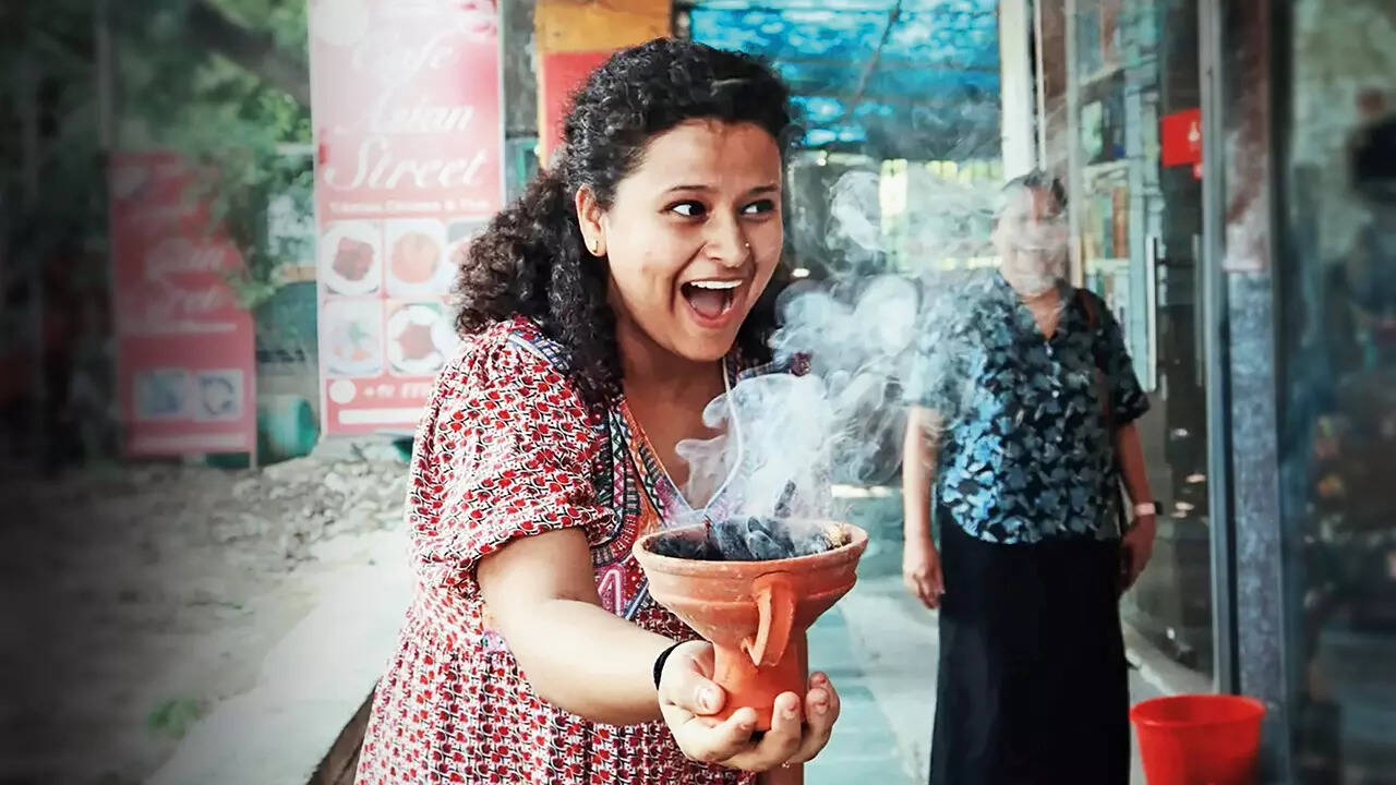 Embracing the rhythm of Dhunuchi Naach (Pic: @delhibyfoot)