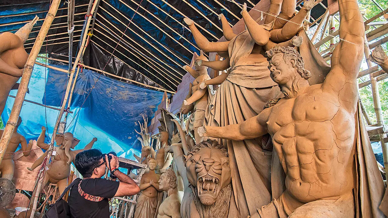 If you visit the area during this time, you will spot many photographers on photo walks, documenting the making of Maa's idols