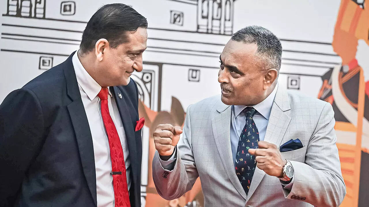 (L-R) Lt Gen Vivek Kashyap, Director General of Armoured Corps and General Manoj Pande (retd), former Chief of Army Staff