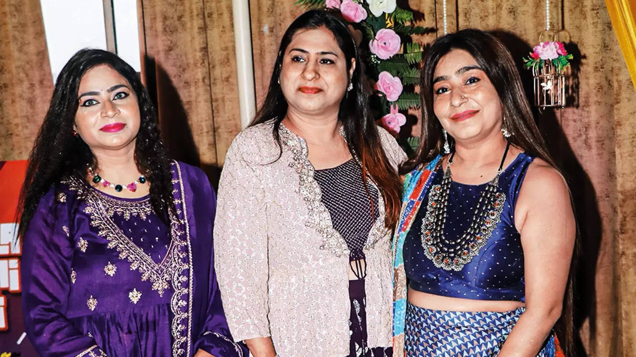 (L-R) Farhad, Riya Rupani and Sanjana Rupani