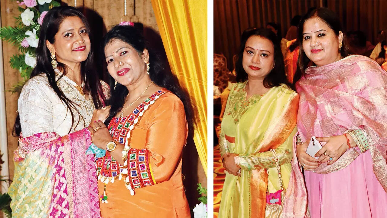 (L) Anshu and Priti Agrawal (R)  Gunjan Agarwal and Neetu Mehrotra