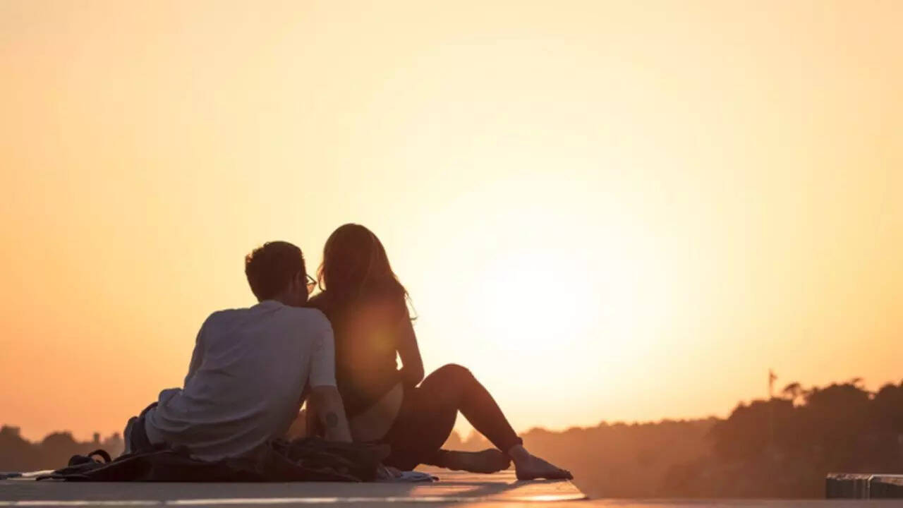 couplewatchingsunset