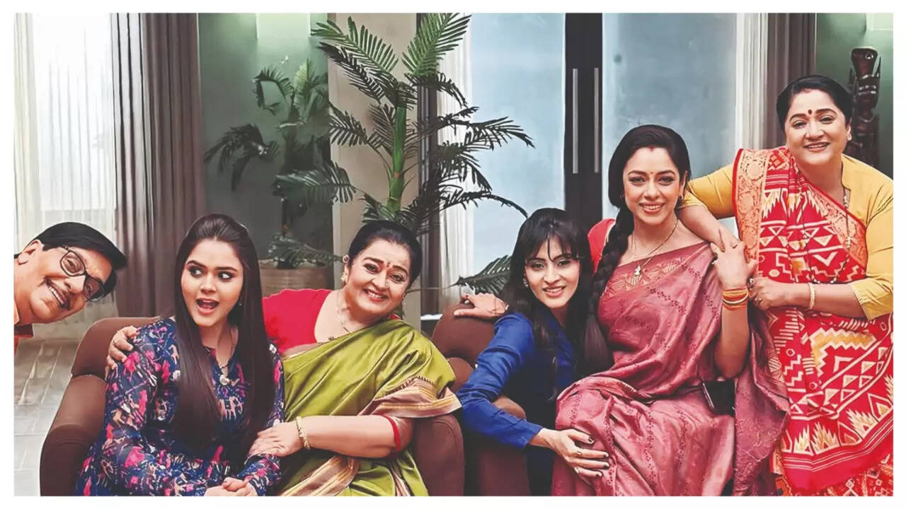 Alpana Buch with the cast of Anupamaa