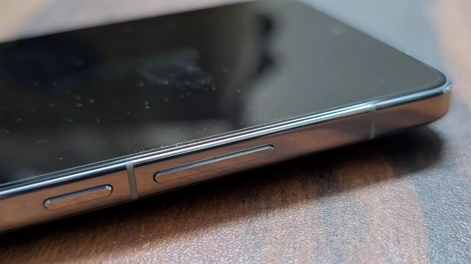 The power button and volume rockers are placed on the right spine
