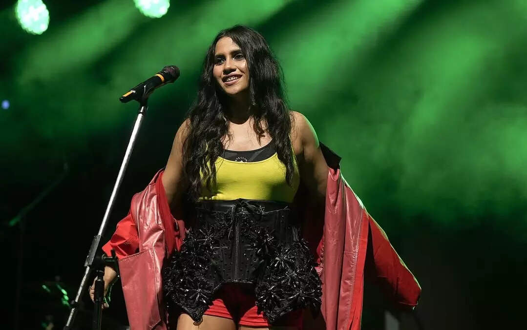 Nikhita Gandhi (2)