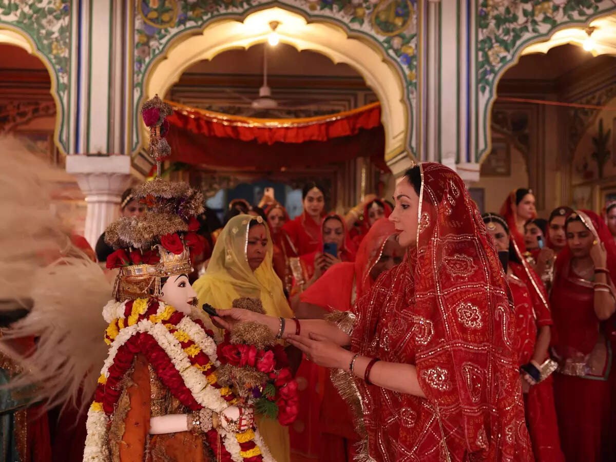 On the occasion of Gangaur, Deputy CM Diya Kumari performing the traditional puja at City Palace