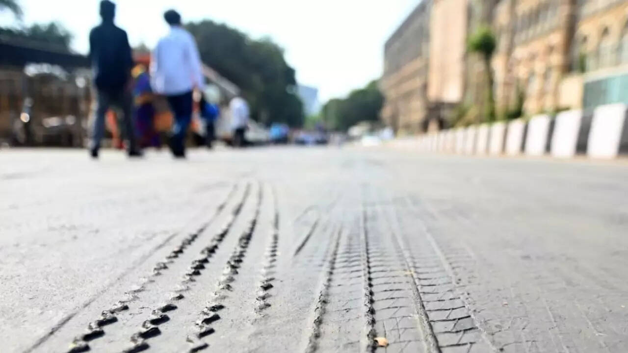 Road 'melts' amid heatwave