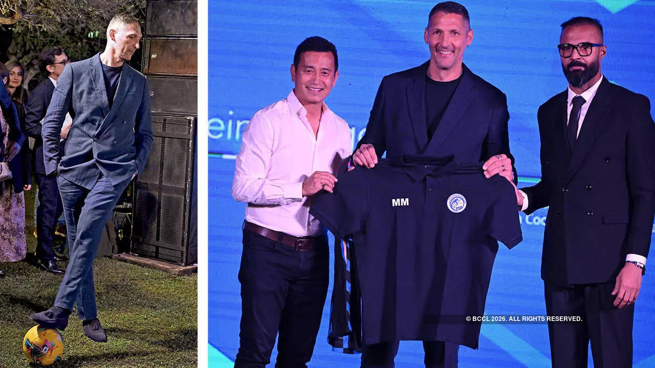 ​Bhaichung Bhutia and Italian footballer Marco Materazzi were seen exchanging football passes near the stage​