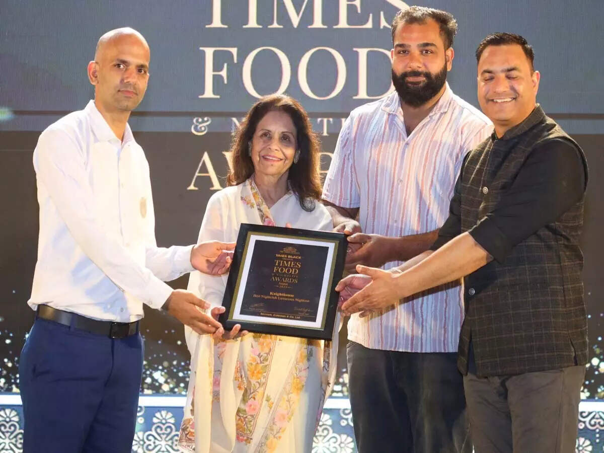 Best Nightclub Luxurious Nightout - Knighthouse Usha Poonia Felicitates Sandeep Nouni, Hemnat Yadav, Lokesh Sharma (1)