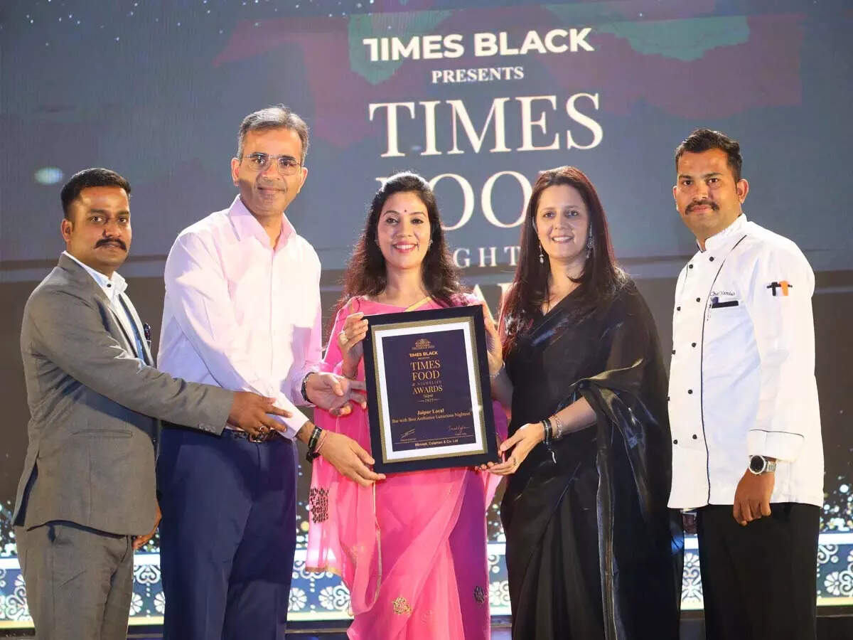Bar with Best Ambiance Luxurious Nightout - Jaipur Local - Dr Alka Gaur felicitates Anand Singh, Veerendra Meel, Alka Meel, Chef Manish (1)
