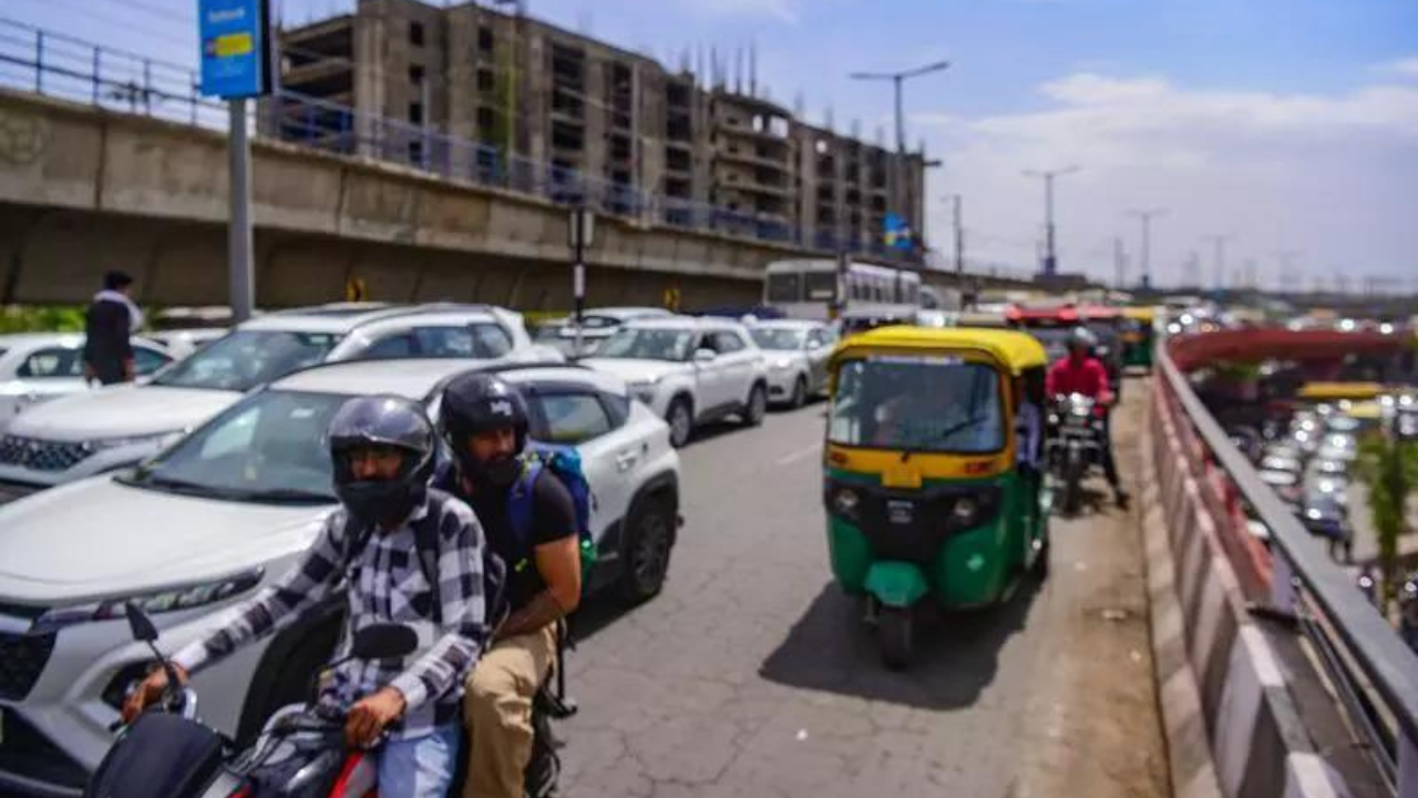 A road in Khasa Kothi area witnesses traffic jam