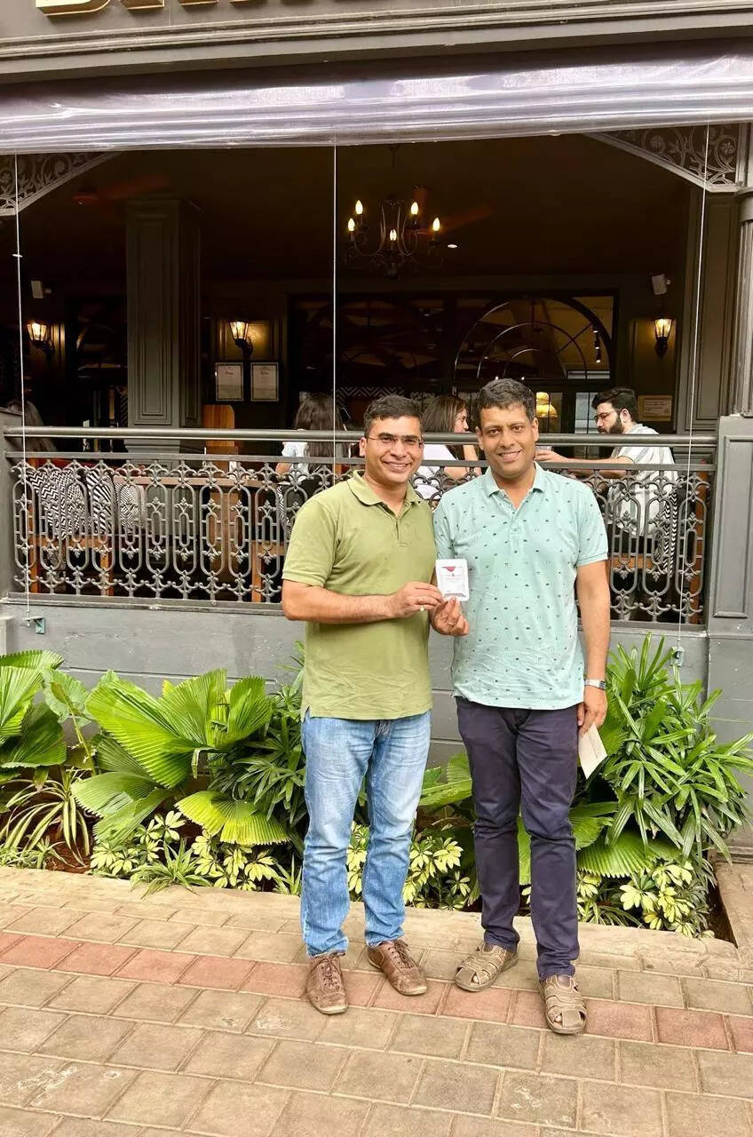 Fibroheal co-founder Vivek Mishra & IISc’s Prof Kaushik Chatterjee with FIBROPLUG.
