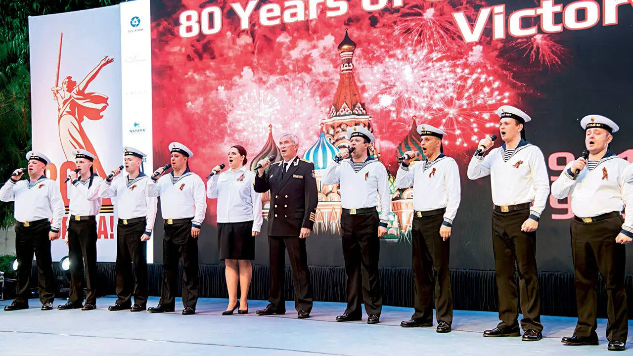 The evening witnessed performances of wartime compositions by the Song and Dance Ensemble of the Northern Fleet of the Russian Navy