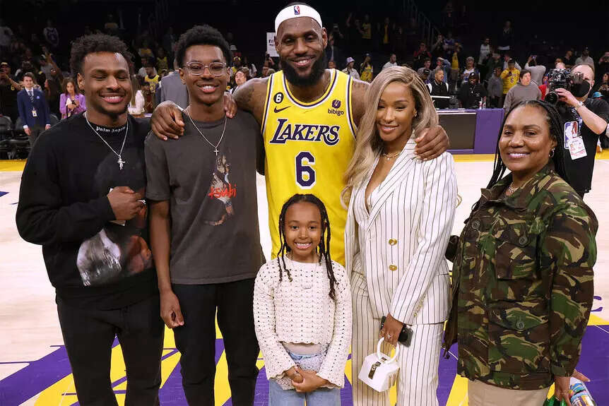 LeBron James, Bronny James, Bryce James, Zhuri James Savannah James and Gloria James