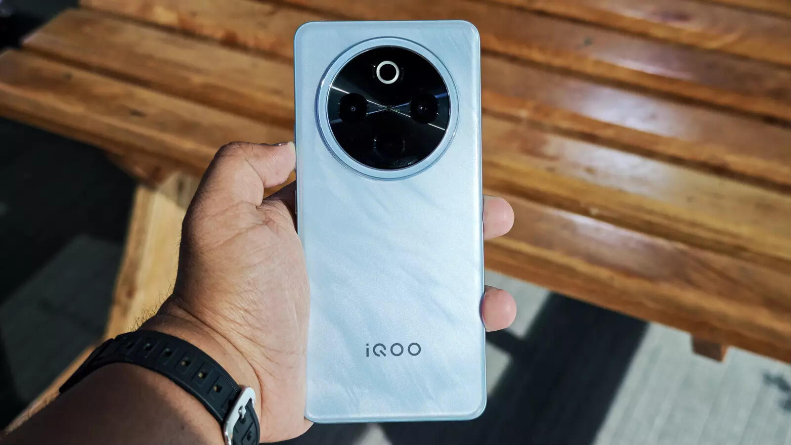 iQoo Z10 keeps it stylish despite being a big battery phone