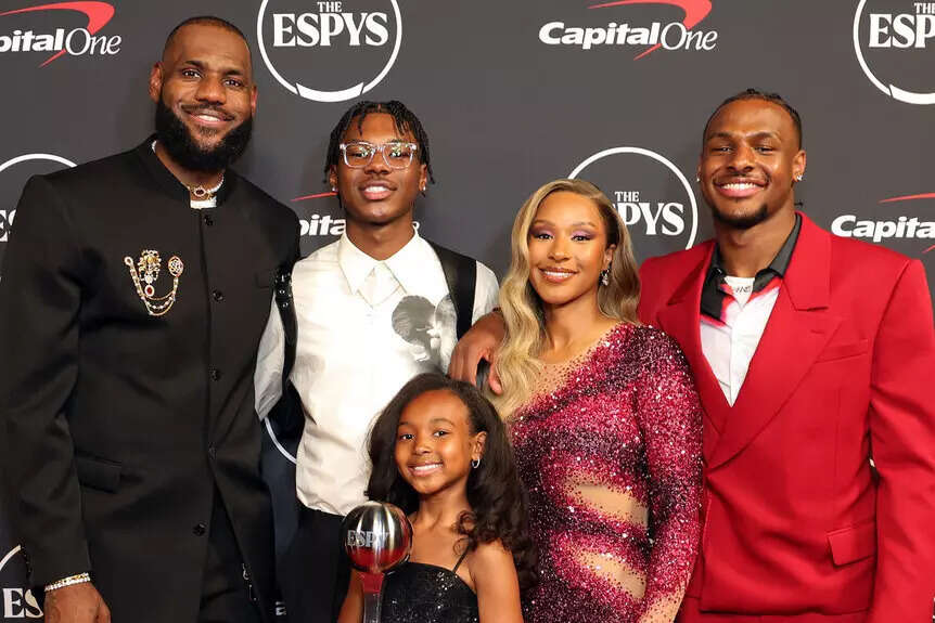 LeBron James, Bryce James, Zhuri James, Savannah James, and Bronny James