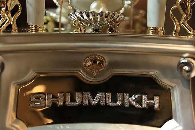 most-diamonds-on-a-perfume-bottle-shumukh-568680