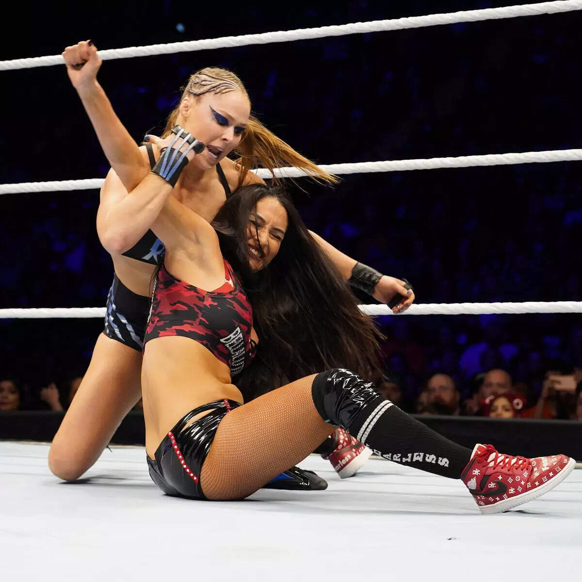 Ronda Rousey vs Nikki Bella
