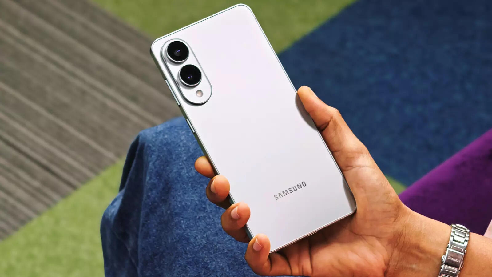 Not being over the top but the first time you pick the Galaxy S25 Edge, it feels impossible