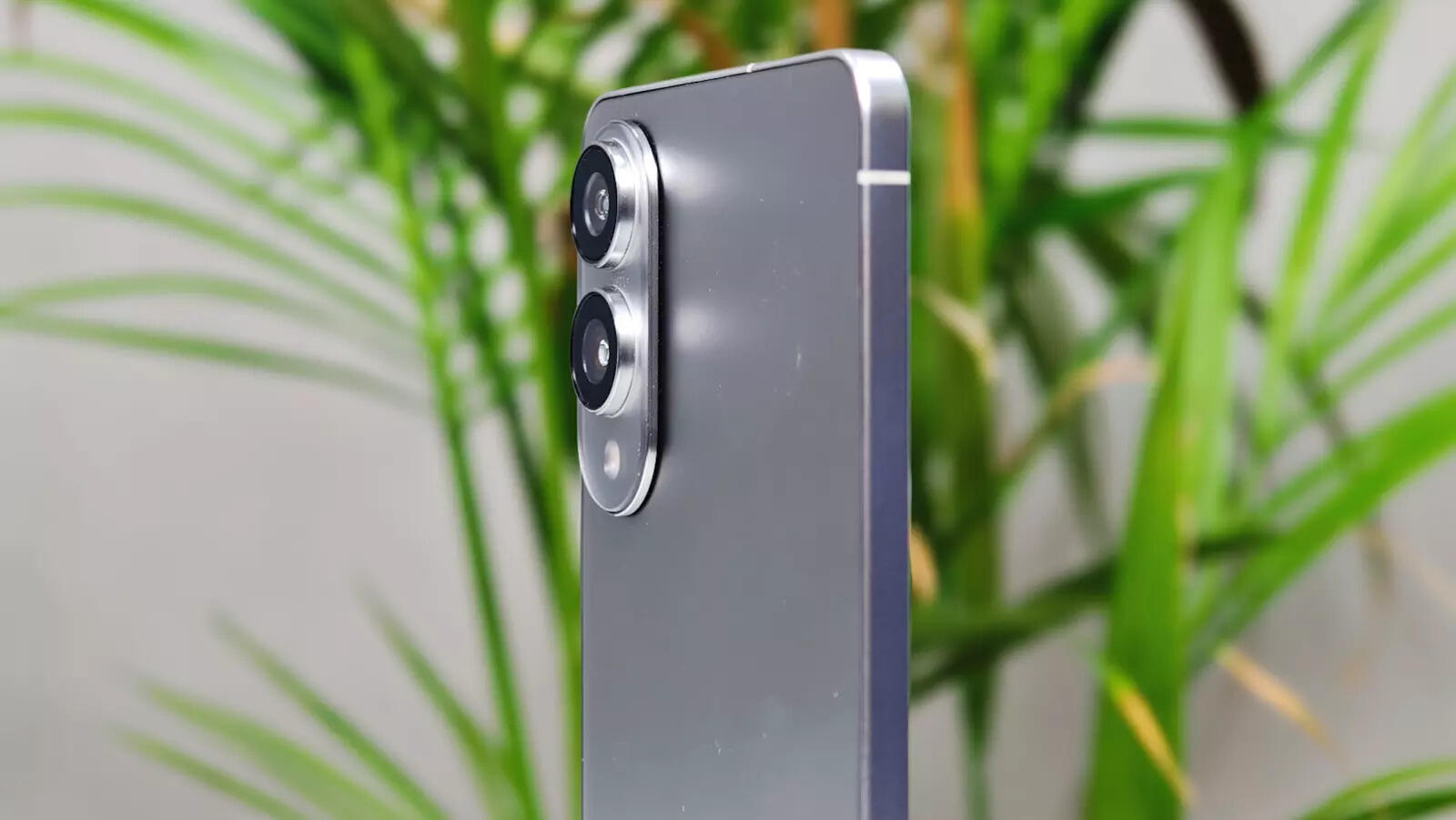 The camera island protrudes a bit, but remember a 200MP sensor is in there