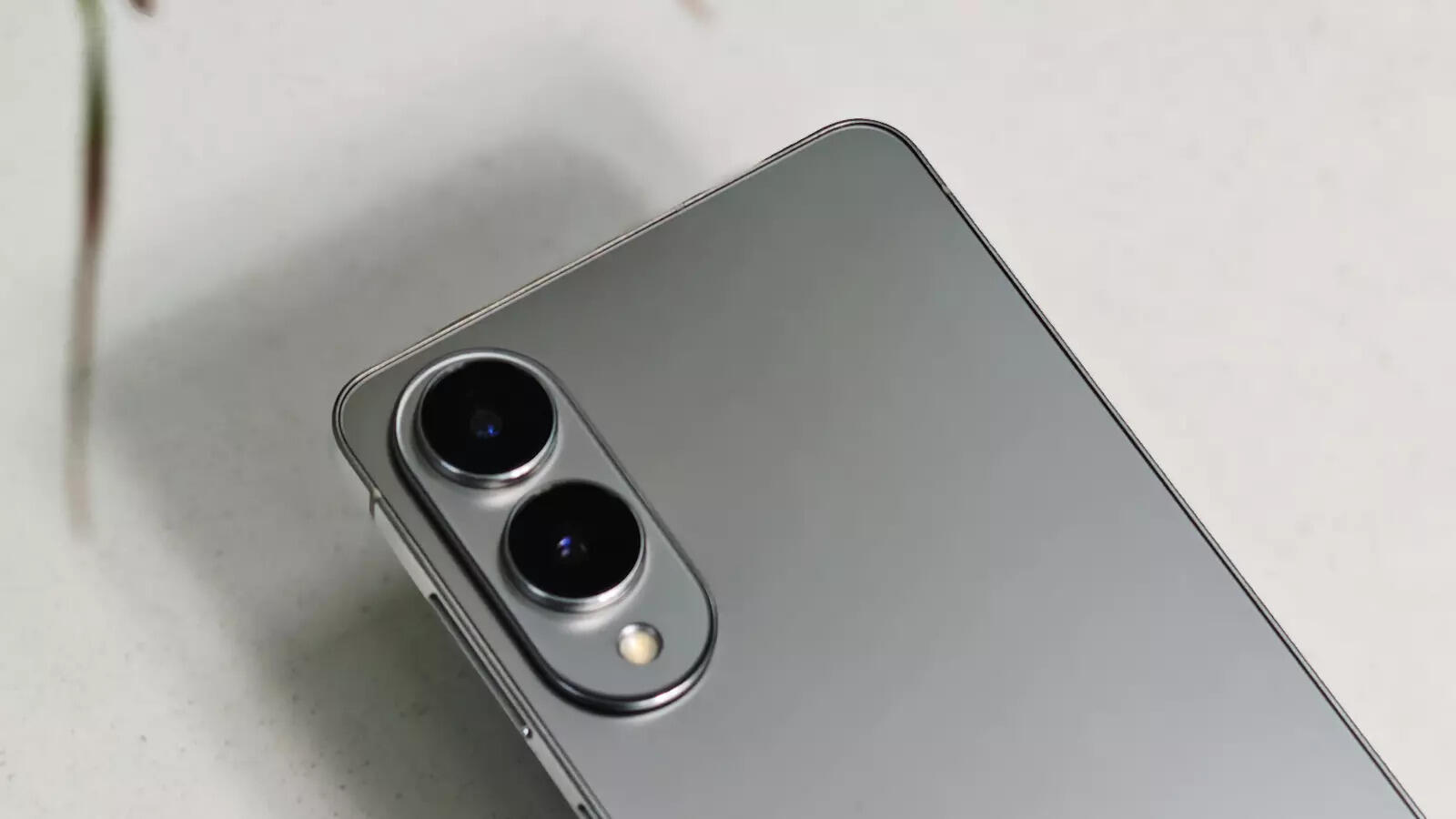 This is one of the minimalist camera modules I have seen on a phone, and one that has a 200MP in it