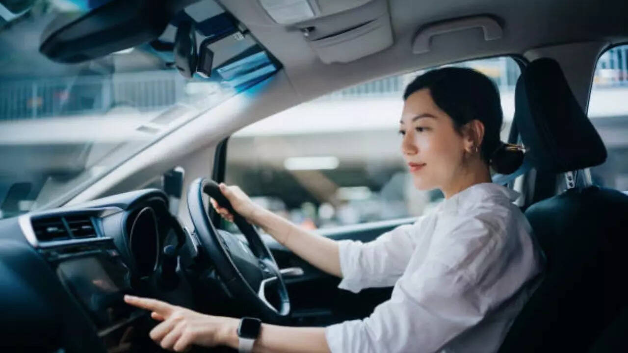 Doctors warn against wearing claw clips in cars