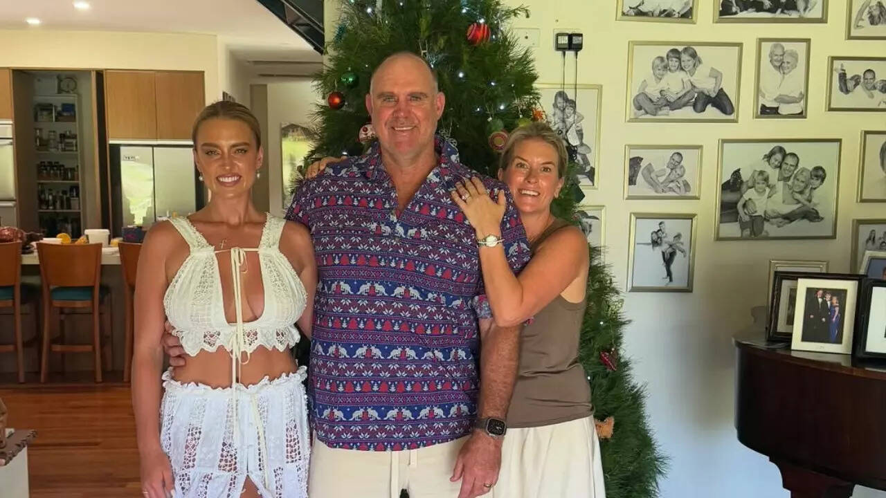 Grace Hayden (L) with former Australia batter and father Matthew Hayden (C). (Instagram) Grace-Hayden-family-Instagram