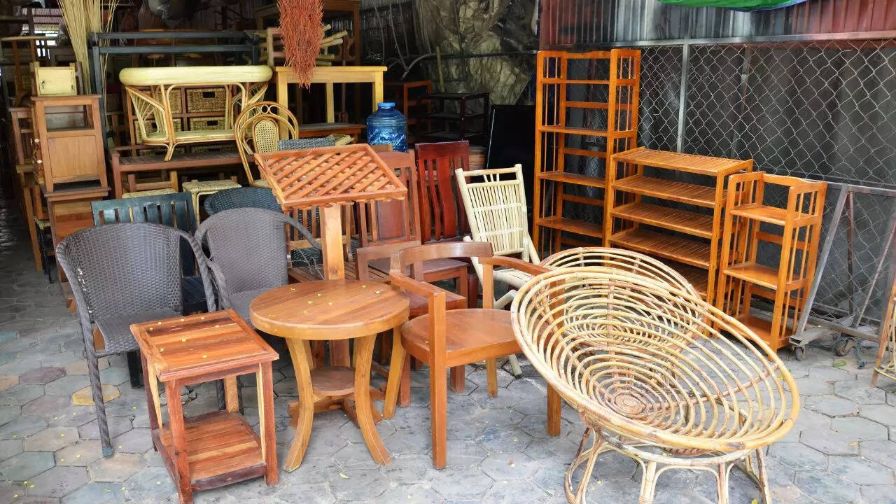 How to protect the finish of wooden furniture in rainy weather