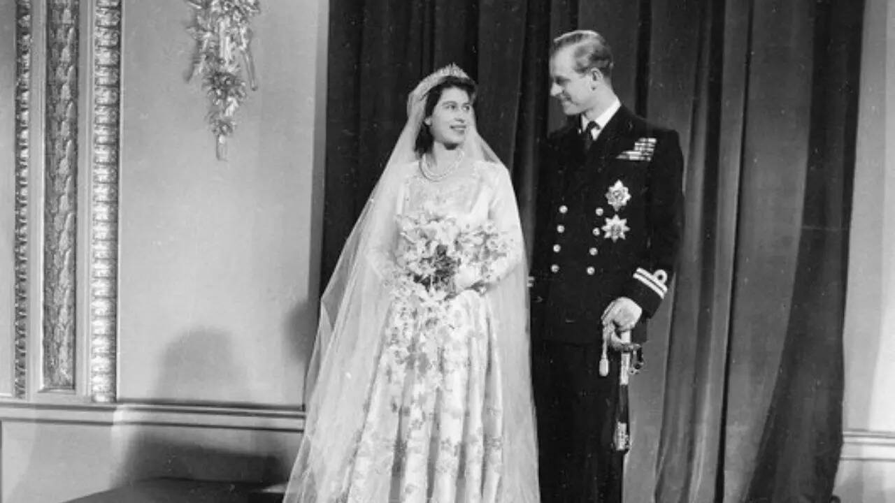 Photo credits: x Queen Elizabeth's wedding cake slice was sold at an auction