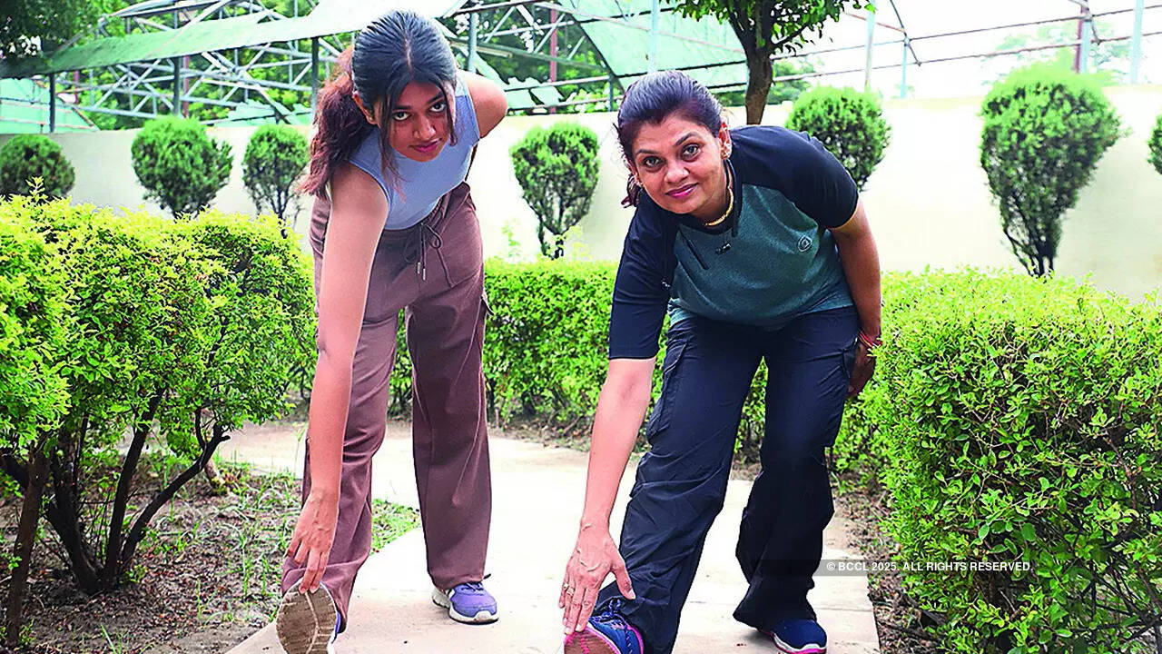 Tanishie (L) and Anannya Tanishie (L) and Anannya