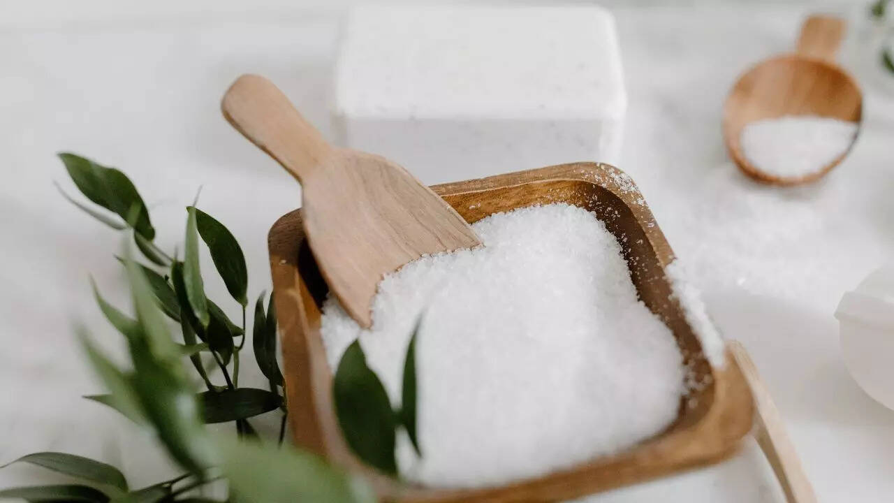 It neutralises bad fridge odours naturally