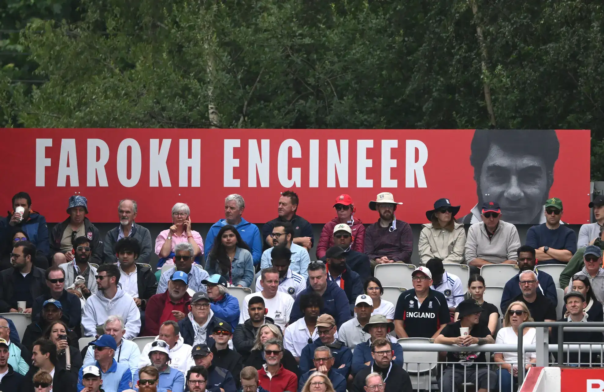 पूर्व लंकाशायर खिलाड़ी फ़ॉख इंजीनियर के सम्मान में नए नामित स्टैंड से भीड़ देखो (स्टु फोर्स्टर/गेटी इमेज द्वारा फोटो) इंग्लैंड वी इंडिया - 4 वें रोथसे टेस्ट मैच: डे वन
