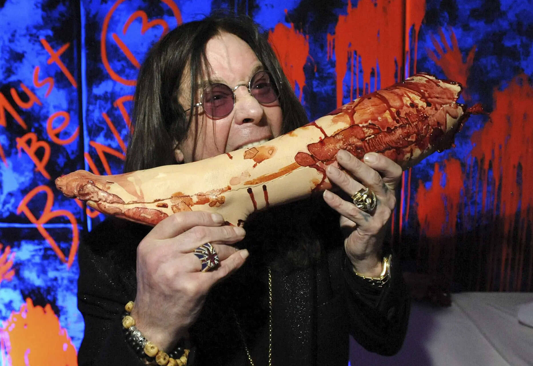 Arquivo - Ozzy Osbourne posa com um suporte no "Black Sabath: 13 3d" Maze no Universal Studios Halloween Horror Nights em 17 de setembro de 2013, em Universal City, Califórnia (foto de John Shearer/Invision/AP, arquivo) Lembrando Ozzy Osbourne: Fotos de arquivo da lenda do heavy metal