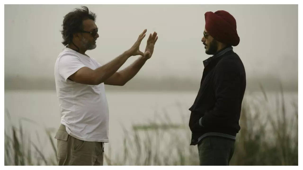 Rakeysh Omprakash Mehra and Farhan Akhtar on set of Bhaag Milkha Bhaag