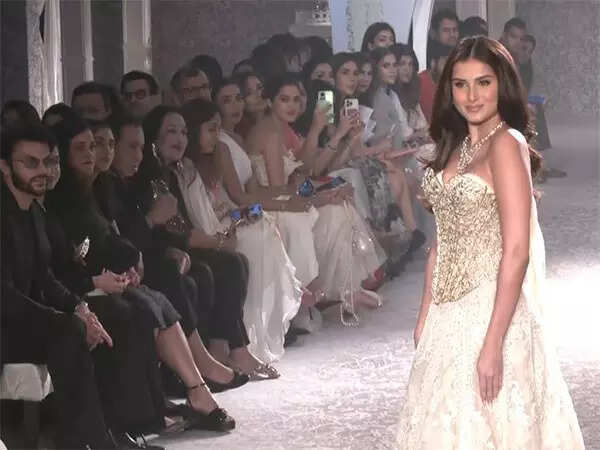 ICW 2025: Tara Sutaria blows flying kiss to rumoured boyfriend Veer Pahariya as she walks the ramp ICW 2025: Tara Sutaria blows flying kiss to rumoured boyfriend Veer Pahariya as she walks the ramp