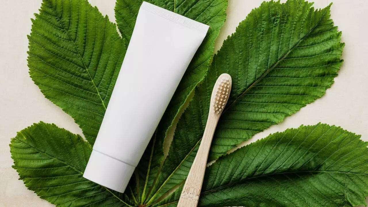 Can herbal toothpaste work with fluoride?