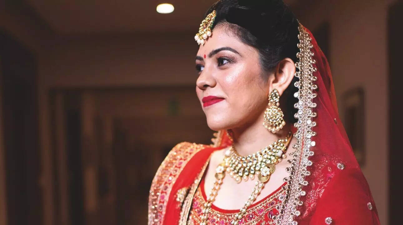 Chaitali Harshil Vasani paired her classic red bridal outfit with an elegant kundan haar
