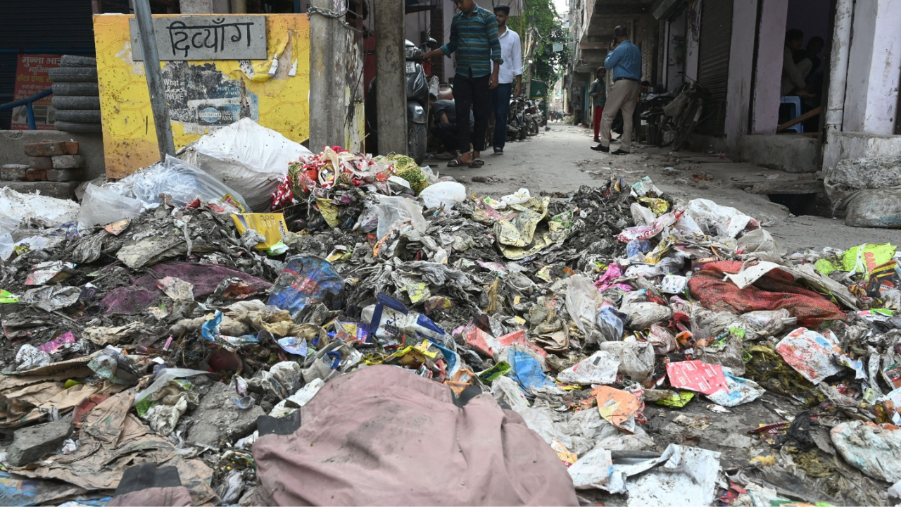 Sangam Vihar residents ferry trash